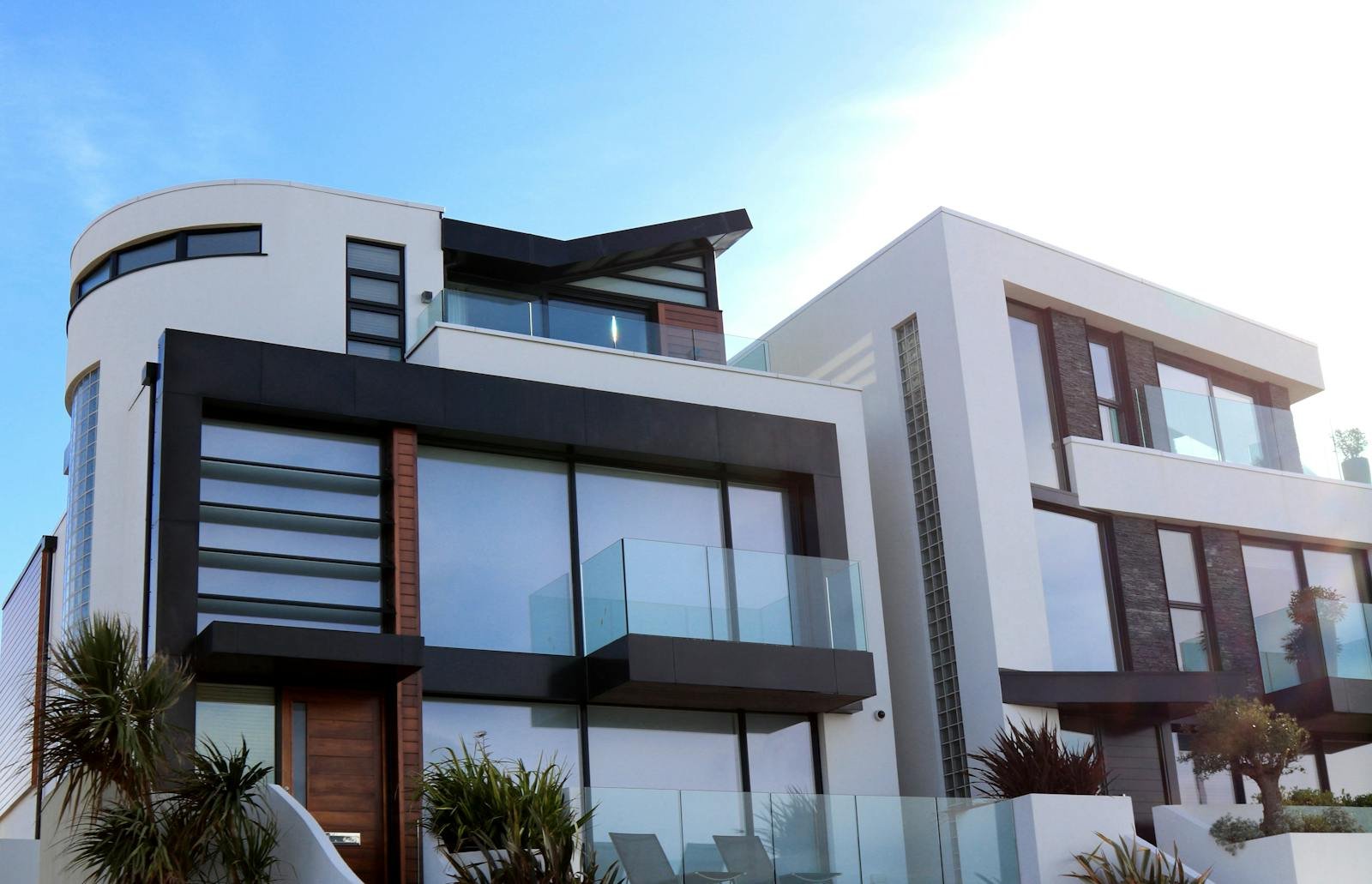 Financiera Alves Lucas en Jarama Portugalete Contemporary luxury home with glass balconies in Poole, UK, showcasing modern architectural design.