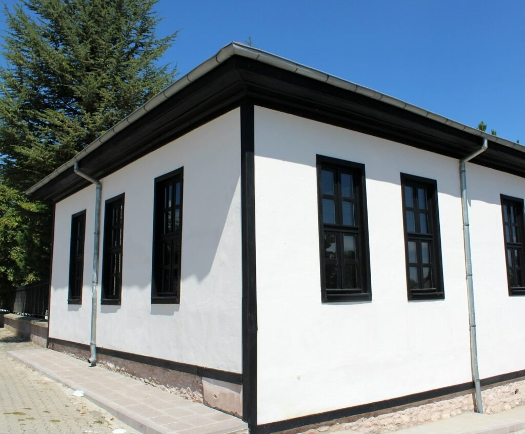 Financiera Alves Lucas en Jarama Portugalete white and black concrete house